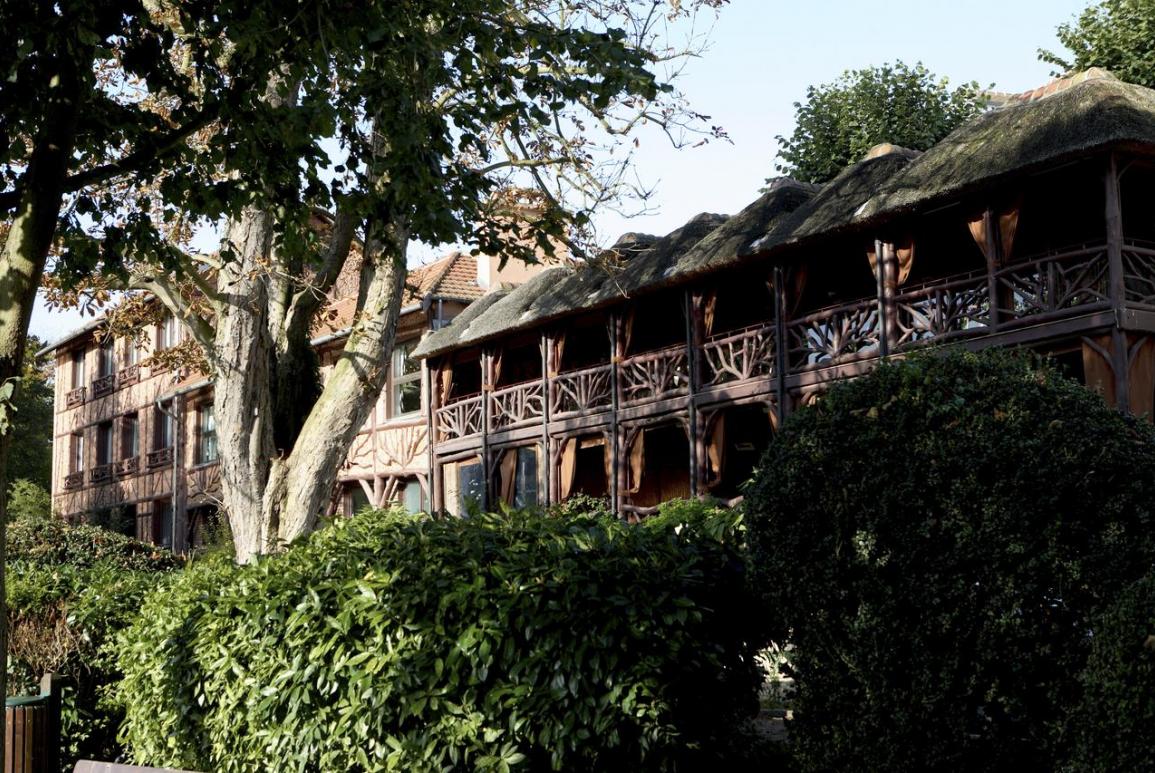 Grand bâtiment vue de l'extérieur - Seminaire au vert