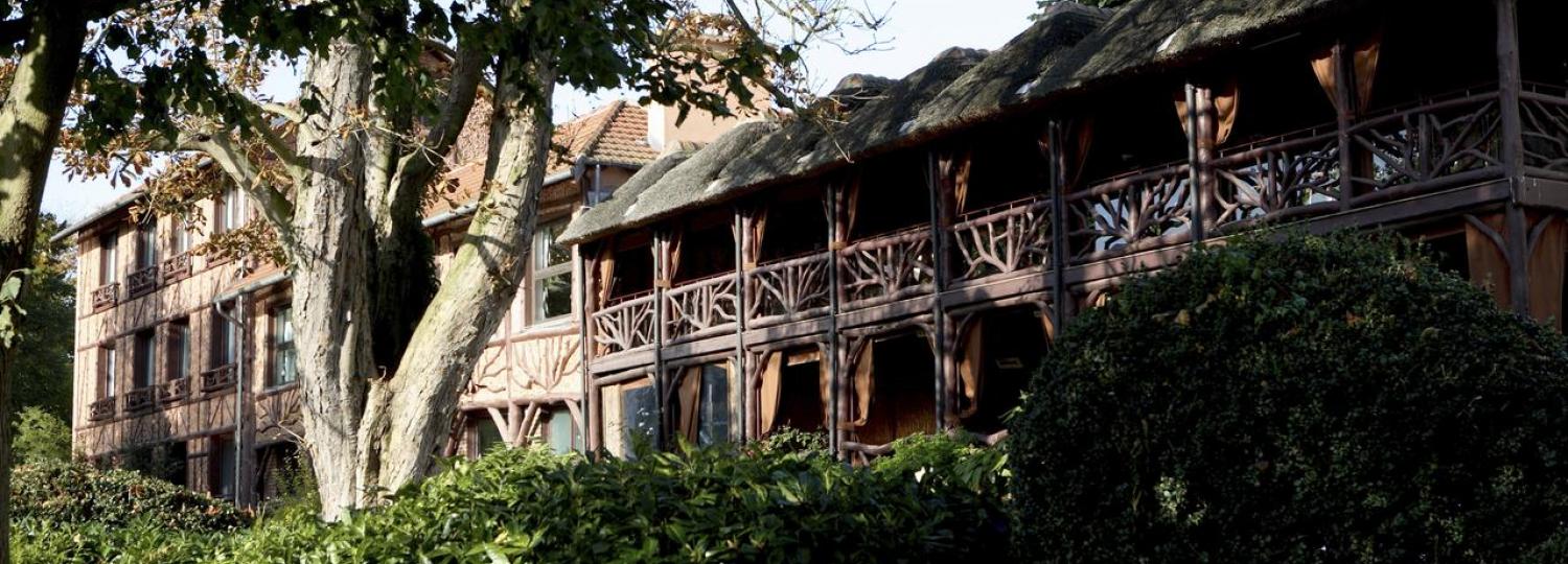 Grand bâtiment vue de l'extérieur - Seminaire au vert