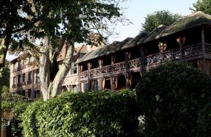 Grand bâtiment vue de l'extérieur - Seminaire au vert