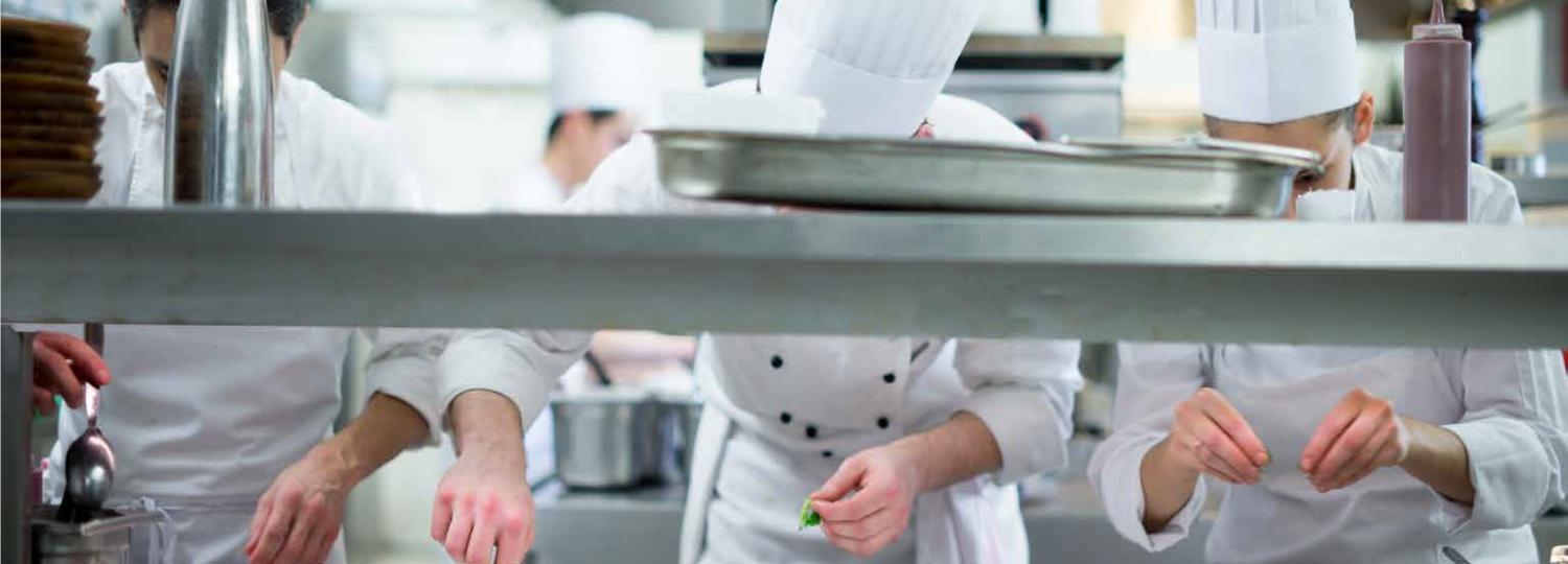 Les commis s'attèlent à la présentation des plats - hotel restaurant versailles