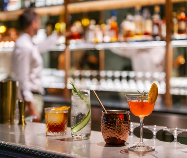 Quatre cocktails sur le bar - bar à versailles