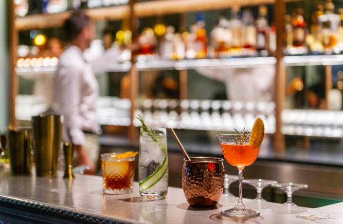 Quatre cocktails sur le bar - bar à versailles