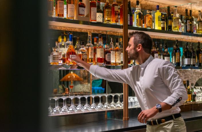 Barman préparant un cocktail - bar à versailles