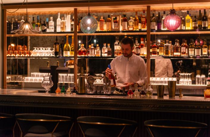 Barman préparant un cocktail - bar à versailles