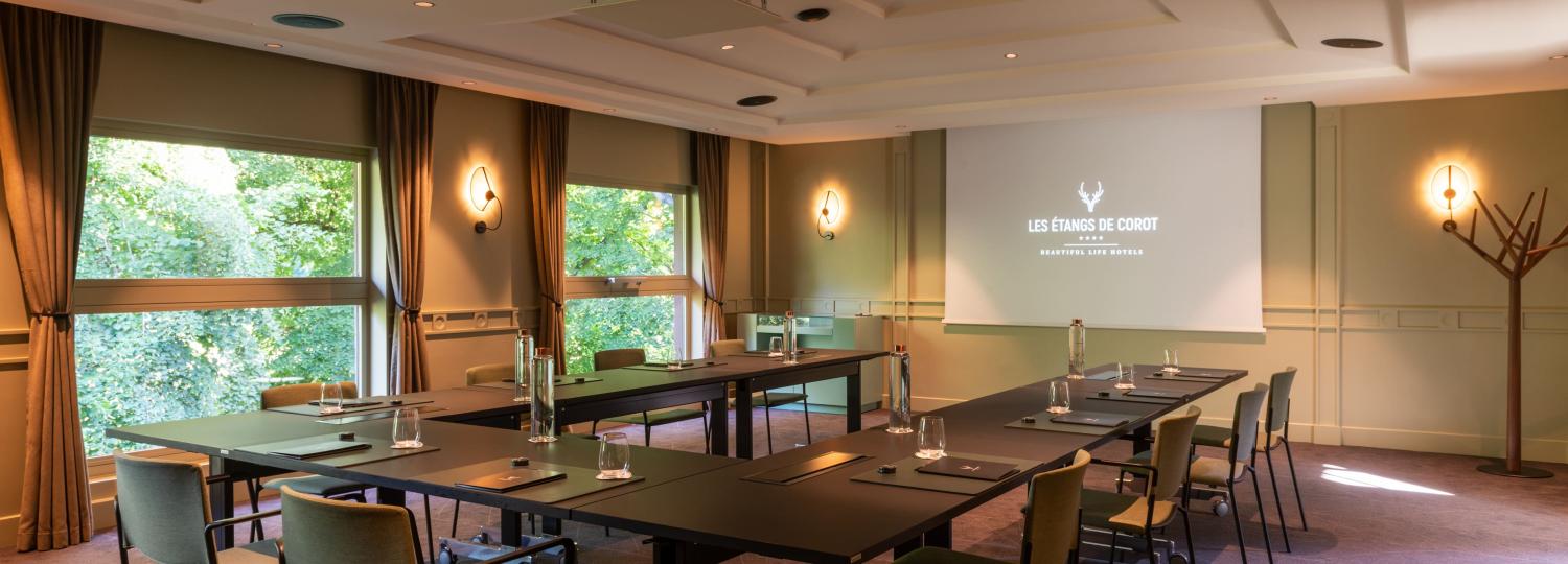 Table préparée pour une réunion dans la salle séminaire - Seminaire au vert