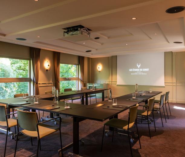 Table préparée pour une réunion dans la salle séminaire - Seminaire au vert