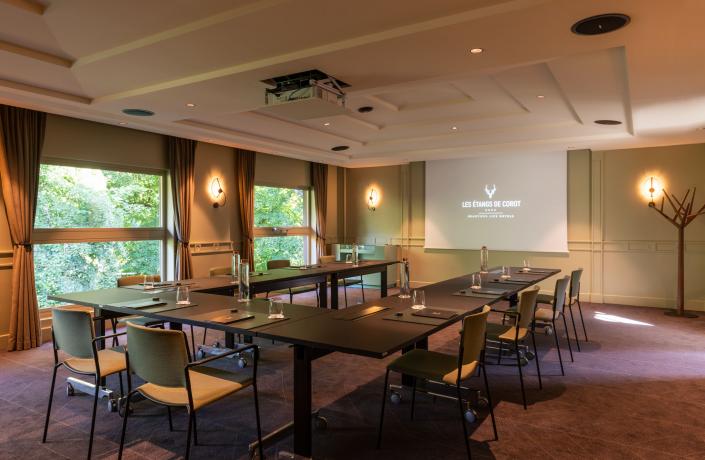 Table préparée pour une réunion dans la salle séminaire - Seminaire au vert