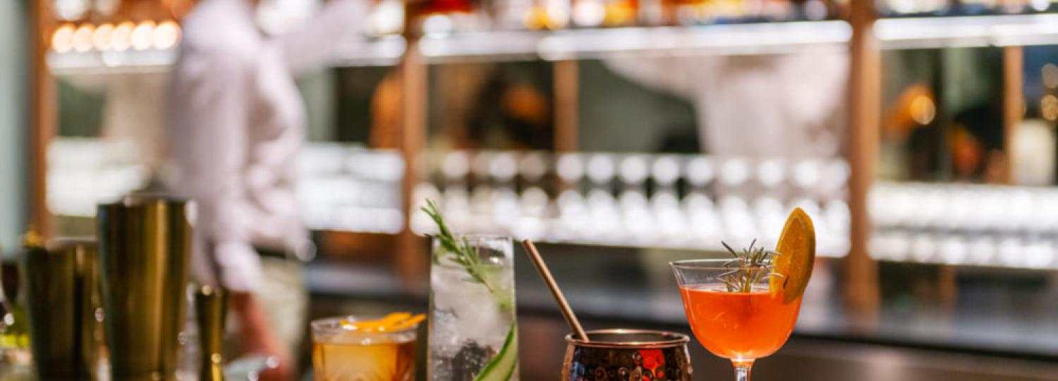 Quatre cocktails sur le bar - bar à versailles