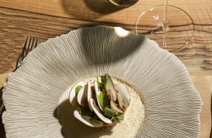 Un plat présenté avec un verre de vin blanc - hotel restaurant versailles