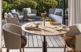 Une table pour deux personnes avec vue sur l'extérieur - hotel restaurant versailles